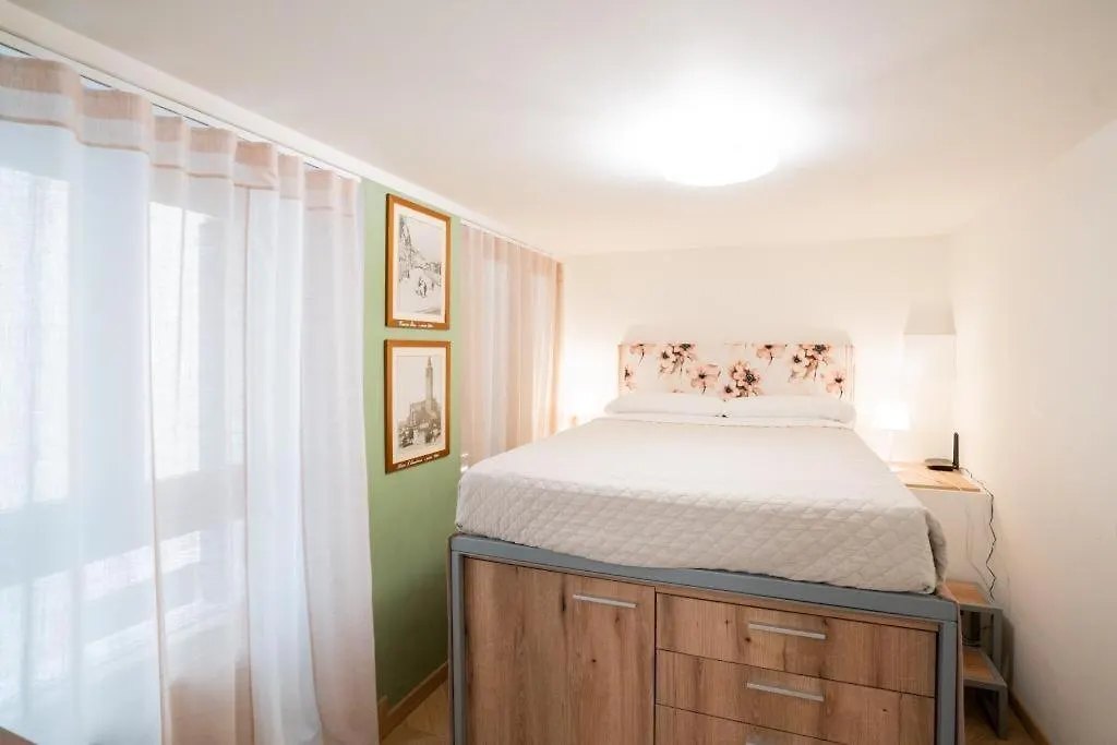Domus Verona - Borsari Pied-A-Terre 0*,  Italy